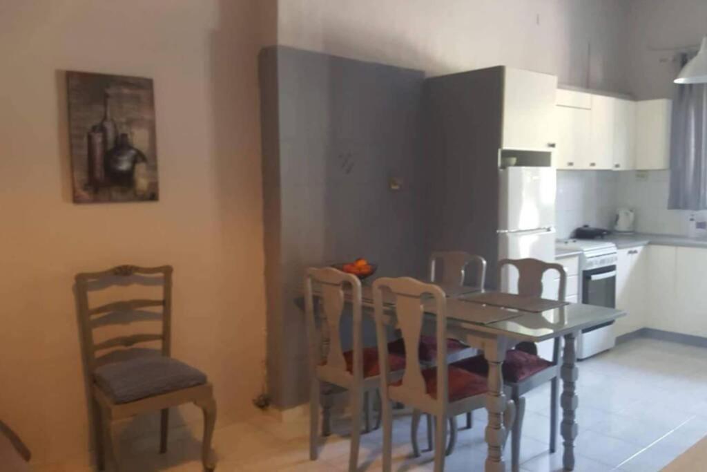 Ευρύχωρο Σπίτι Στην Πάτρα Appartement Buitenkant foto